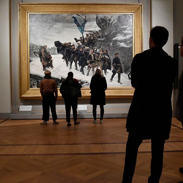 Besökare tittar på tavla i Nationalmuseum.