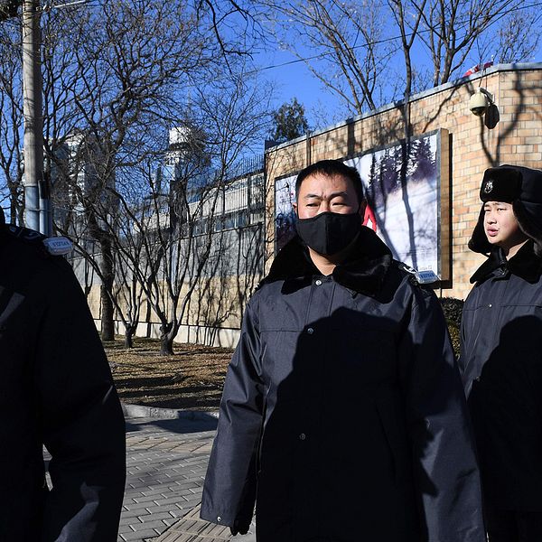 Kinesisk polis patrullerar utanför den kanadensiska ambassaden i Peking.