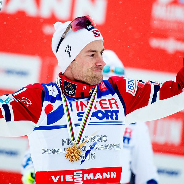 150 301 Petter Northug, Norge jublar med sin guldmedalj efter herrarnas 50 km masstart i klassisk stil under skid-VM den 1 mars 2015 i Falun.