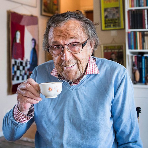 Tv-profilen Arne Weise, fotograferad i sin lägenhet inför 85-årsdagen 2015.