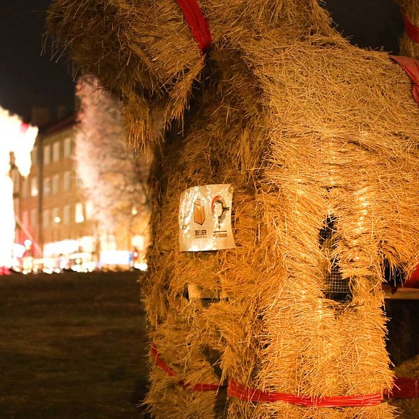 Någon satte eld på vänster framben tillhörande den lilla julbocken i Gävle, natten mot söndag