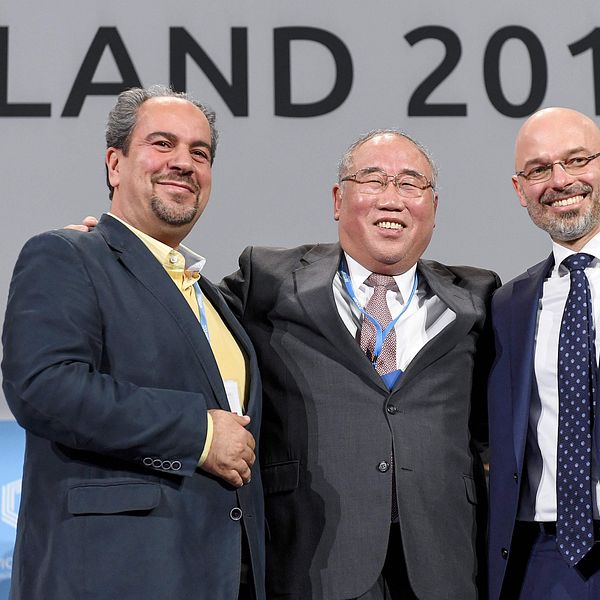 På bilden syns Irans delegationschef Majid Shafiepour Motlagh, Kinas toppförhandlare Xie Zhenhua och Michal Kurtyka, polsk ordförande för klimatmötet i Katowice.