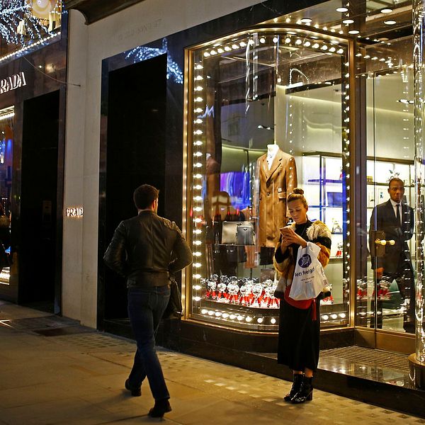 Modehuset Prada drar tillbaka produkter efter anklagelser om rasism.