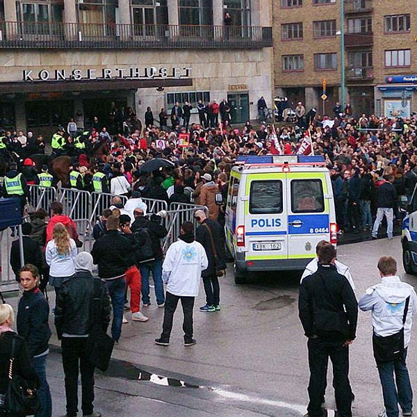 Polisen motar bort 100-tals motdemonstranter från Götaplatsen, där SD försöker hålla valmöte med Jimmie Åkesson. Mötet har hindras med talkörer, burop och musikinstrument.