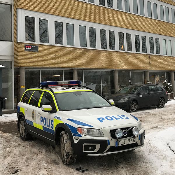 polisbil utanför Spångbergsgymnasiet i Filipstad