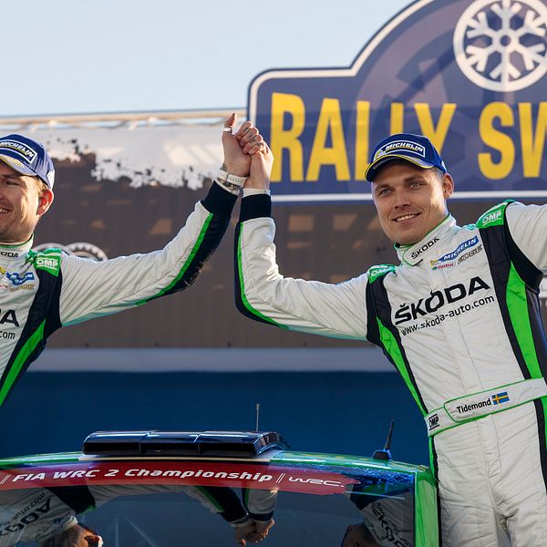 Rallyföraren Pontus Tidemand (höger) och kartläsaren Jonas Andersson (vänster) går skilda vägar.