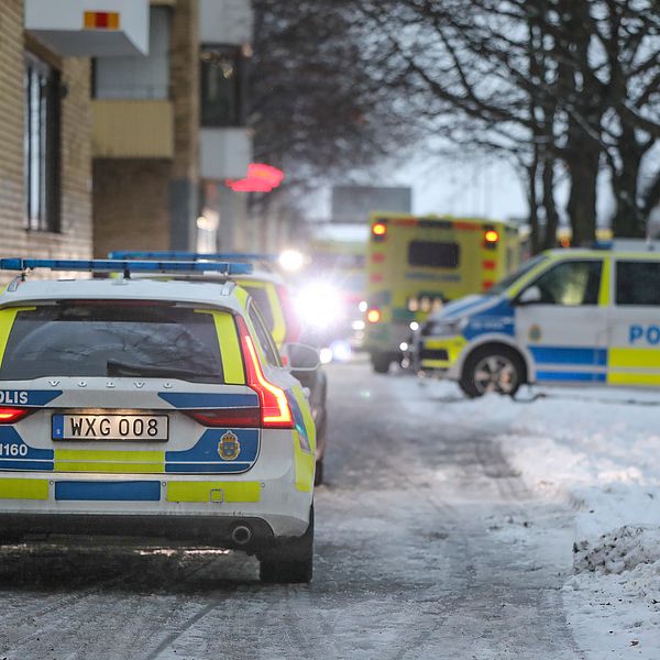 Poliser och ambulans vid en adress i Gävle.