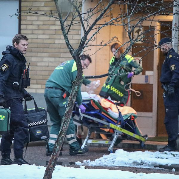 Den skadade kvinnan förs ut från en adress i centrala Gävle.