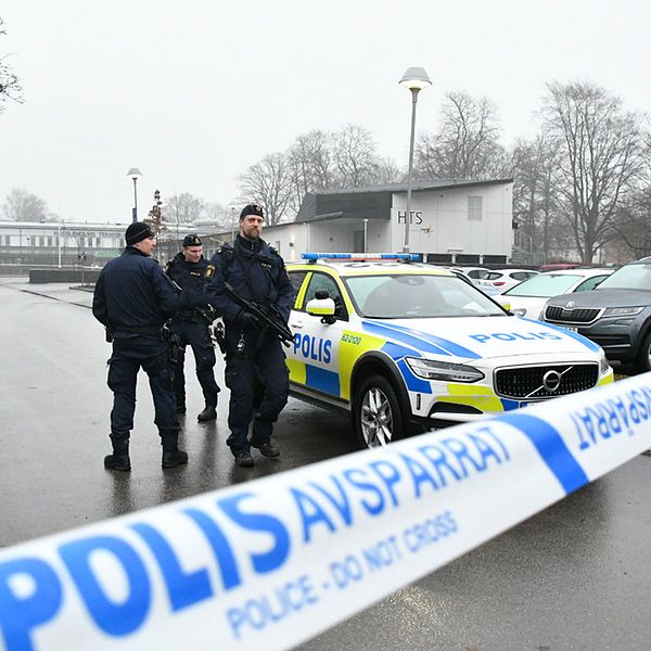 Polisen spärrade av ett stort område kring Hässleholms tekniska skola.