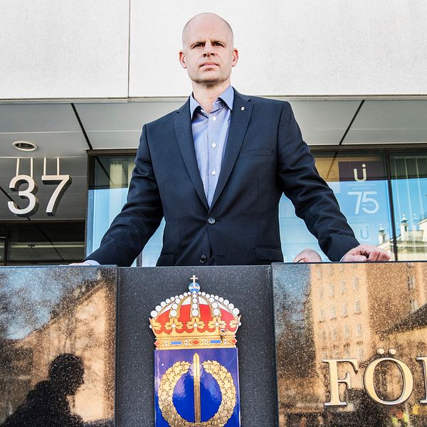 Björn Palmertz utanför Försvarshögskolan.