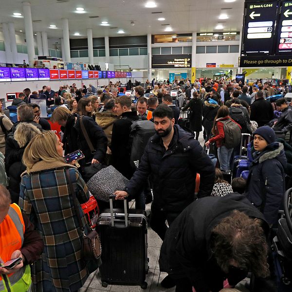 Flygplatsen Gatwick utanför London har stängts ned efter att flera drönare setts över området de senaste dagarna.