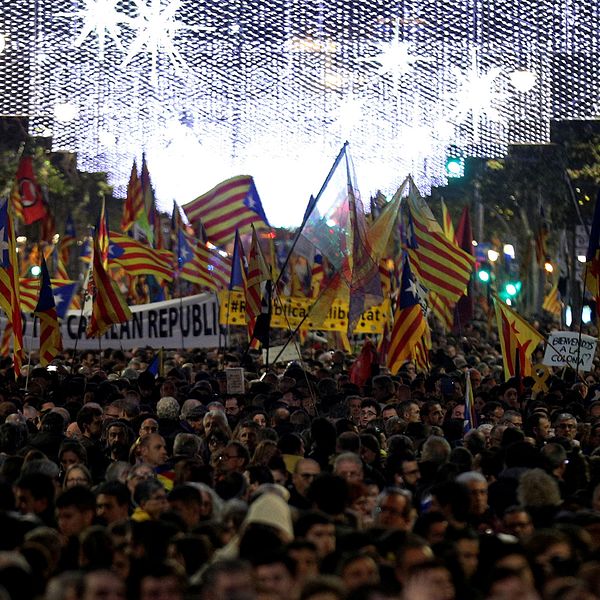 Demonstranter marscherar i Barcelona.