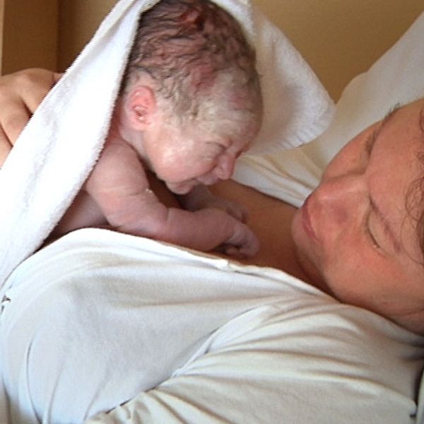 Sara Viktorsson med nyfödda sonen Jack.