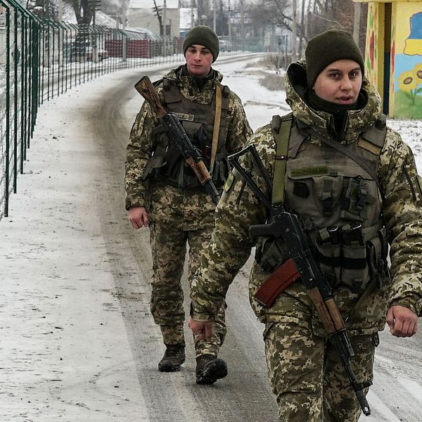 Gränsvakter i Milove i Ukraina i början av december när undantagstillståndet var nytt och många känsliga platser fick stärkt bevakning.