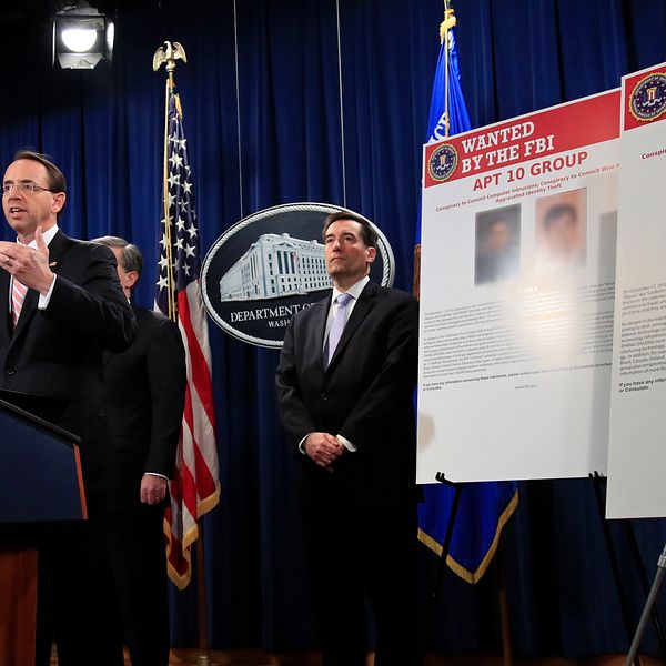 USA:s biträdande justitieminister Rod Rosenstein meddelar att två kinesiska medborgare åtalas för omfattande cyberattacker. Beskedet kom på en presskonferens i Washington den 20 december 2018.