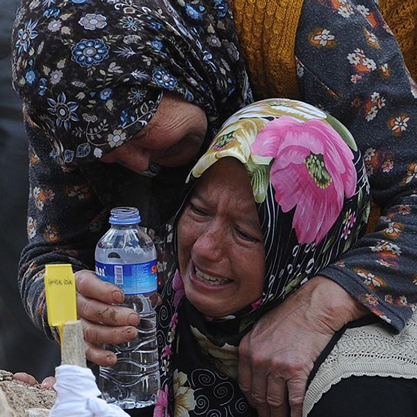 Familjemedlemmar sörjer vid graven till ett av offren för gruvolyckan i Turkiet.