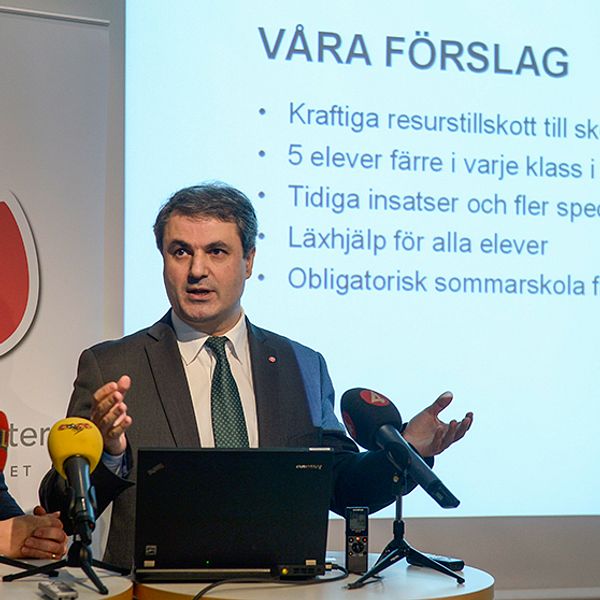 Socialdemokraternas Ibrahim Baylan, till höger, och Magdalena Andersson kommenterade i januari i år regeringens skolförslag, bland annat med förslaget färre elever i varje klass årskurs 1-3.