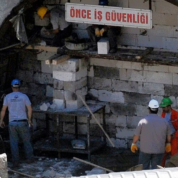 Gruvarbtare stängen ingången till kolgruvan i Soma i Turkiet på söndagen. Totalt 18 personer, däribland ledningen för gruvan har häktats och hålls frihetsberövade medan utredningen om gruvolyckan där 301 människor miste livet pågår.