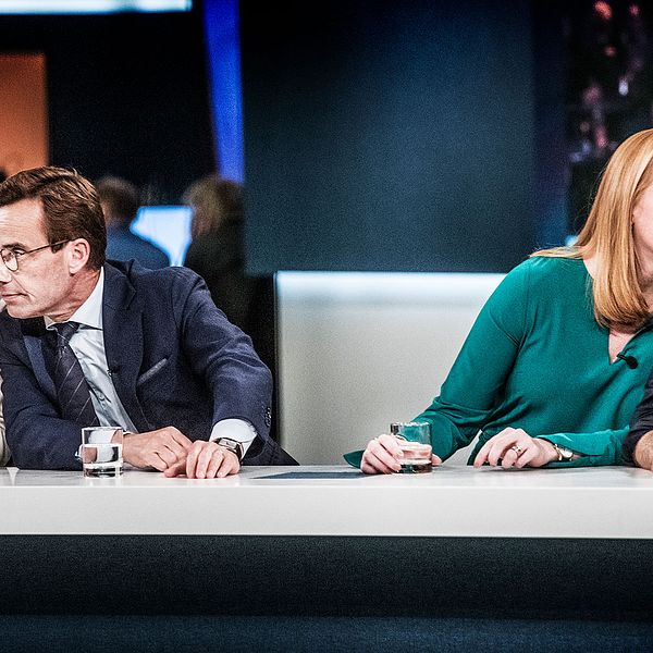 Ebba Busch Thor (KD) och Ulf Kristersson (M) viskar till varandra på SVT:s valvaka.