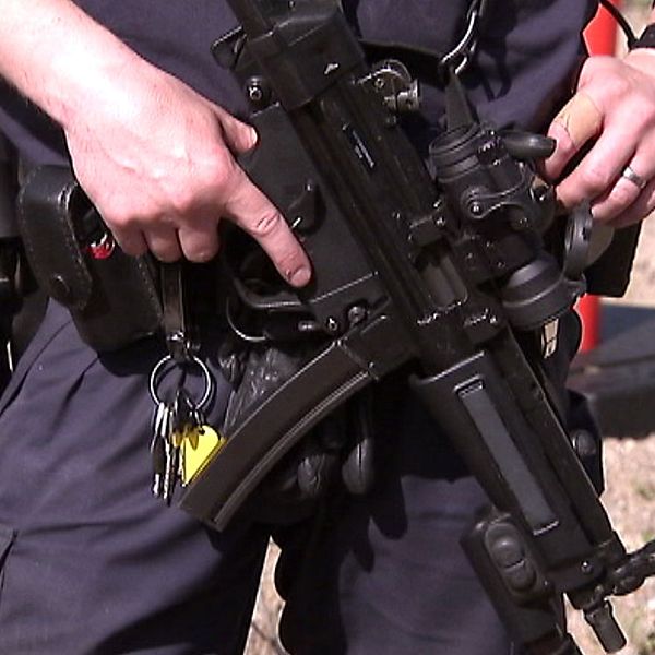Polis beväpnad med ett så kallat förstärkningsvapen
