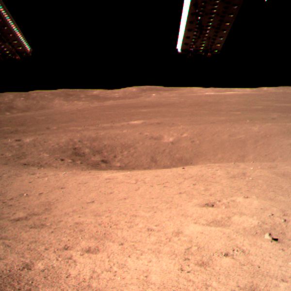 Bild på en krater på månens baksida.