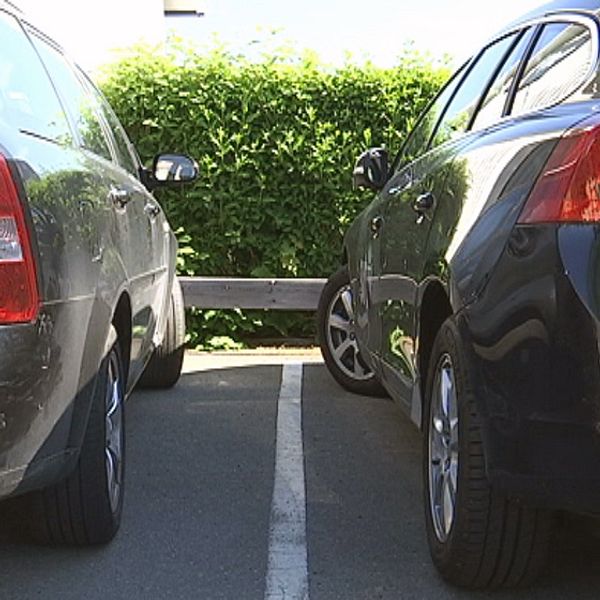 Två bilar står parkerade.