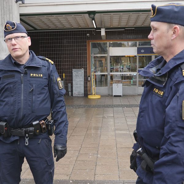 Kommunpoliserna Håkan Thor och Samuel Sjöö i Hässelby.