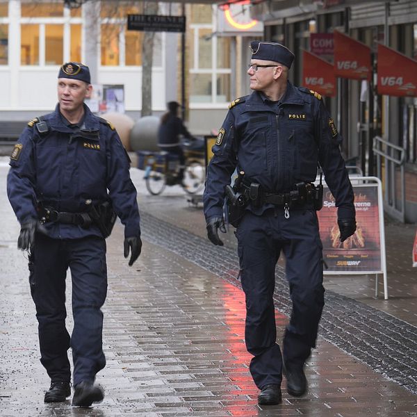 Kommunpoliserna Håkan Thor och Samuel Sjöö i Hässelby.