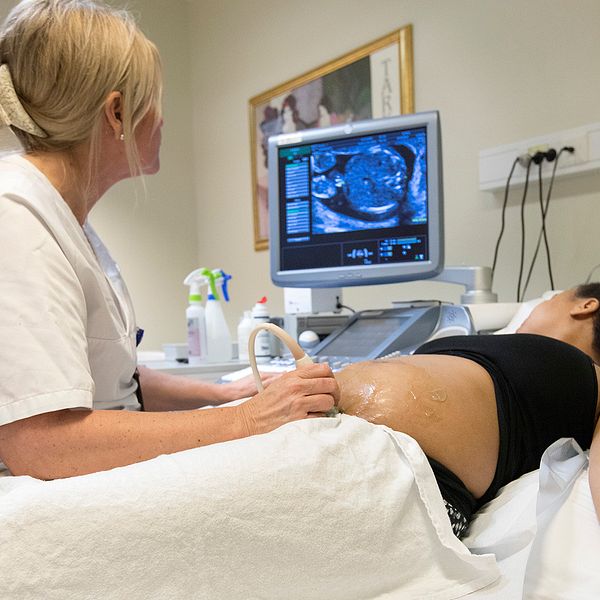 En kvinna genomgår en ultraljudsundersökning.