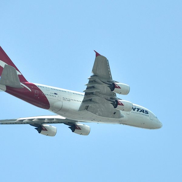 Ett Airbus flygplan A380 tillhörande flygbolaget Qantas i luften.