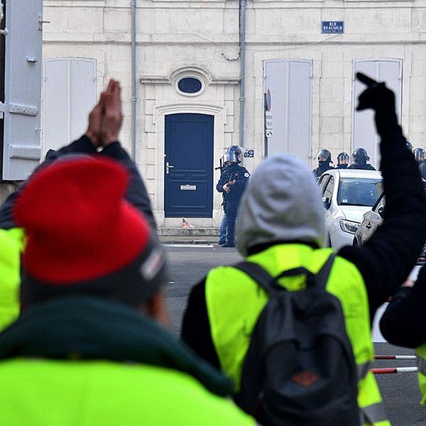 Protesterna av Gula västarna i Frankrike har fortsatt efter nyår med sammandrabbningar med polis och gripanden.