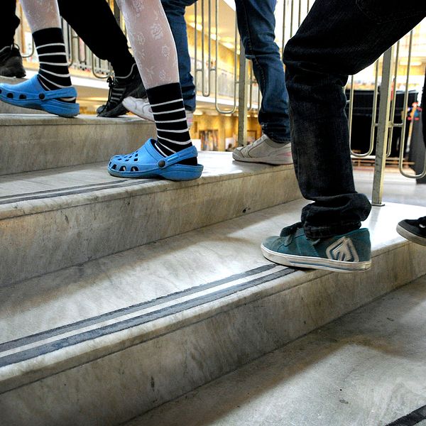 Elever går i en trappa i en skola.