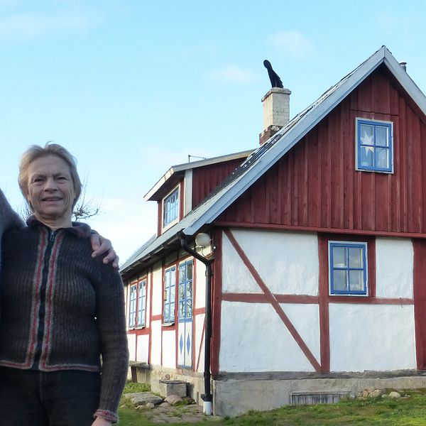 Laholmarna Jan-Erik Mattsson och fru Catharina Svala framför det gamla huset som de rustade upp.