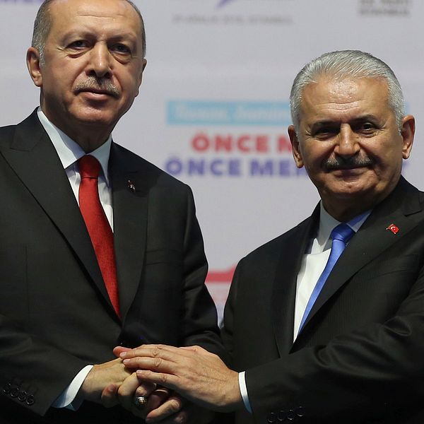 Turkiets president Recep Tayyip Erdogan, till vänster, skakar hand med Binali Yildirim, tidigare premiärminist