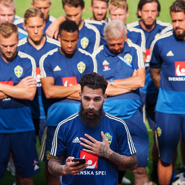 Jimmy Durmaz, med fotbollslandslaget i ryggen, tog avstånd från hat på sociala medier under fotbolls-VM i somras. Arkivbild.