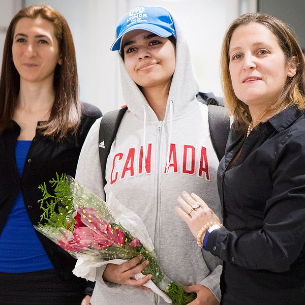 Rahaf al-Qunun, 18, anlände till Toronto flygplats under lördagen och hälsade pressuppbådet tillsammans med Kanadas utrikesminister Chrystia Freeland (höger)