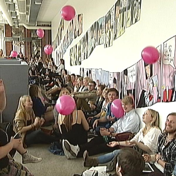 Hundratals köade på Campus Norrköping, trots att det var en timme kvar innan hon skulle komma. Och det var inte en popstjärna de väntade på, utan en politiker. Gudrun Schyman var på väg till Norrköping. Feministiskt initiativ Fi