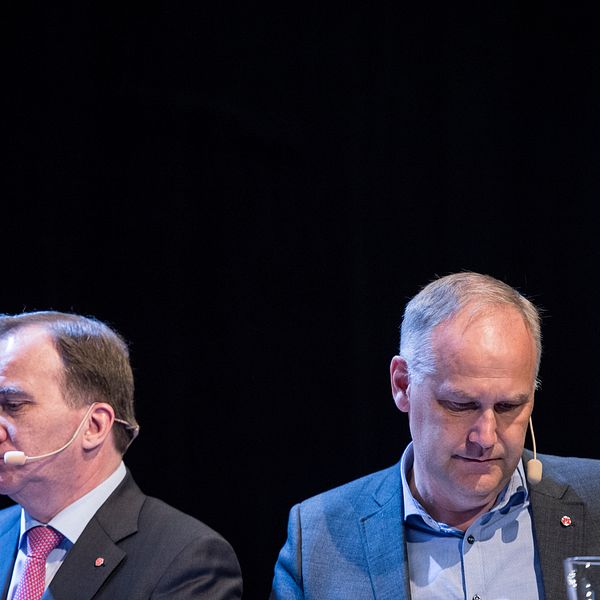 ”Anti-V-klausulen” har fått Vänsterpartiet att se rött. På bilden syns Stefan Löfven och Jonas Sjöstedt.