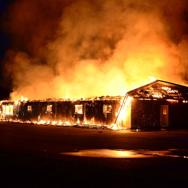 Klubbstugan vid Valla idrottsplats började brinna strax efter klockan ett natten till lördagen.
Räddningstjänst och polis var snabbt på plats men klubbstugan gick inte att rädda.