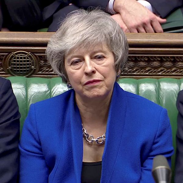 Storbritanniens premiärminister Theresa May i blå kavaj i brittiska parlamentet.