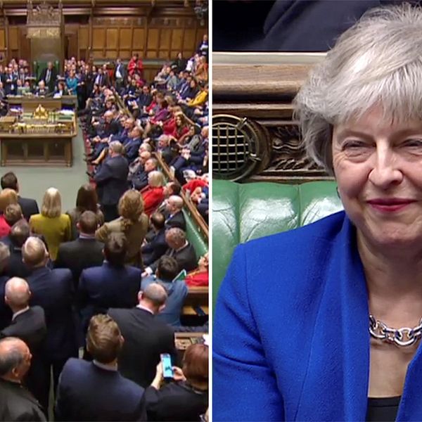 Politiker i brittiska parlamentet och premiärminister Theresa May som ler.