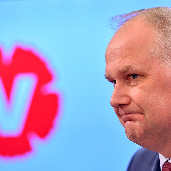 ”V varken får eller kan vara med och förhandla om budget och de 73 punkter som ingår i uppgörelsen mellan S, C, MP och L”, skriver SVT Nyheters politikreporter Johan  Zachrisson Winberg.