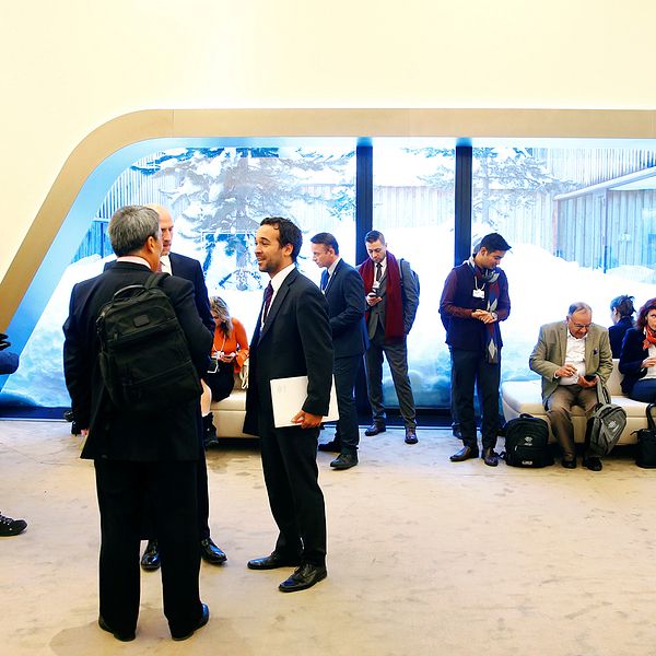 Några av deltagarna vid Världsekonomiskt forum i Davos, i år väntas omkring 1 500 privatjet flyga in personer som ska till konferensen.