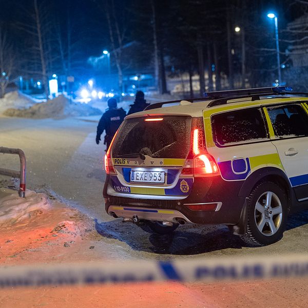 Polisen på plats vid avspärrningarna i bostadsområdet där en man dog och två skadades i en skottlossning på onsdagskvällen.