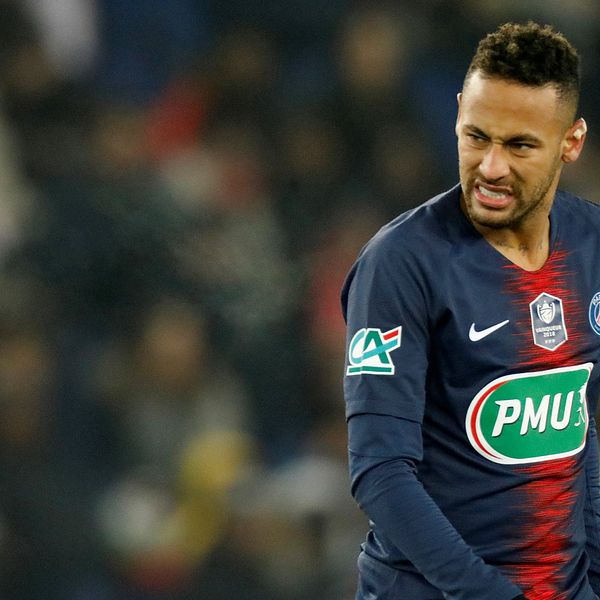 Neymar utgick i matchen mot Strasbourg.