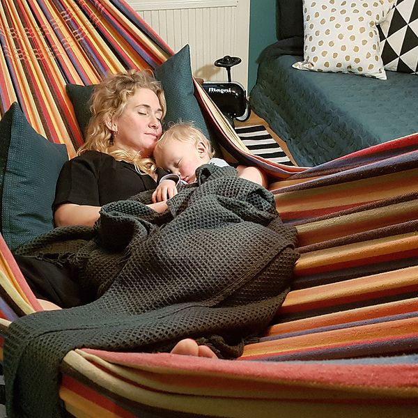 Kajsa Knapp och sonen Otto älskar att sova i en hängmatta. På bilden syns båda sova i en hängmatta.
