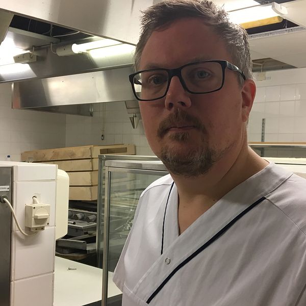 Infektionsläkaren Lars Edling i restaurangköket på USÖ som ska byggas om för sprutbytet.