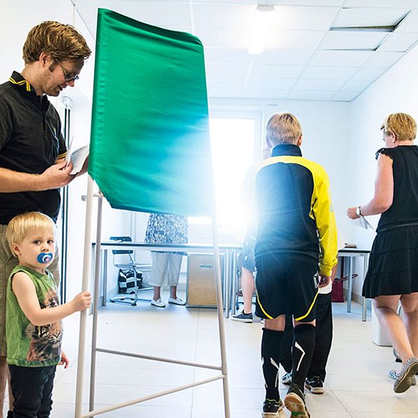 En familj röstar i EU valet vallokalen Stora Ursvik, Sundbyberg.