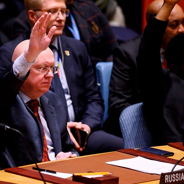 Rysslands FN-ambassadör Vasilij Nebenzja röstar om Venezuela i FN:s säkerhetsråd på lördagen.