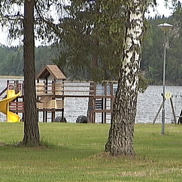 Det har badats i över 80 år på badplatsen i Pinnarp utanför Kisa i södra Östergötland. Men på söndag är det slutbadat. En campingägare har bestämt att allmänheten inte längre har tillträde – och nu är ilskan stor i bygden.